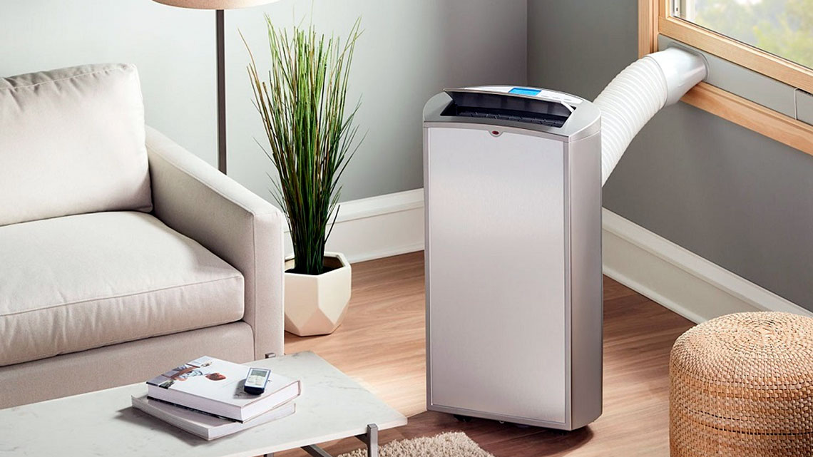 Мобильный кондиционер рядом с окном — обзор и сравнение со сплит системой